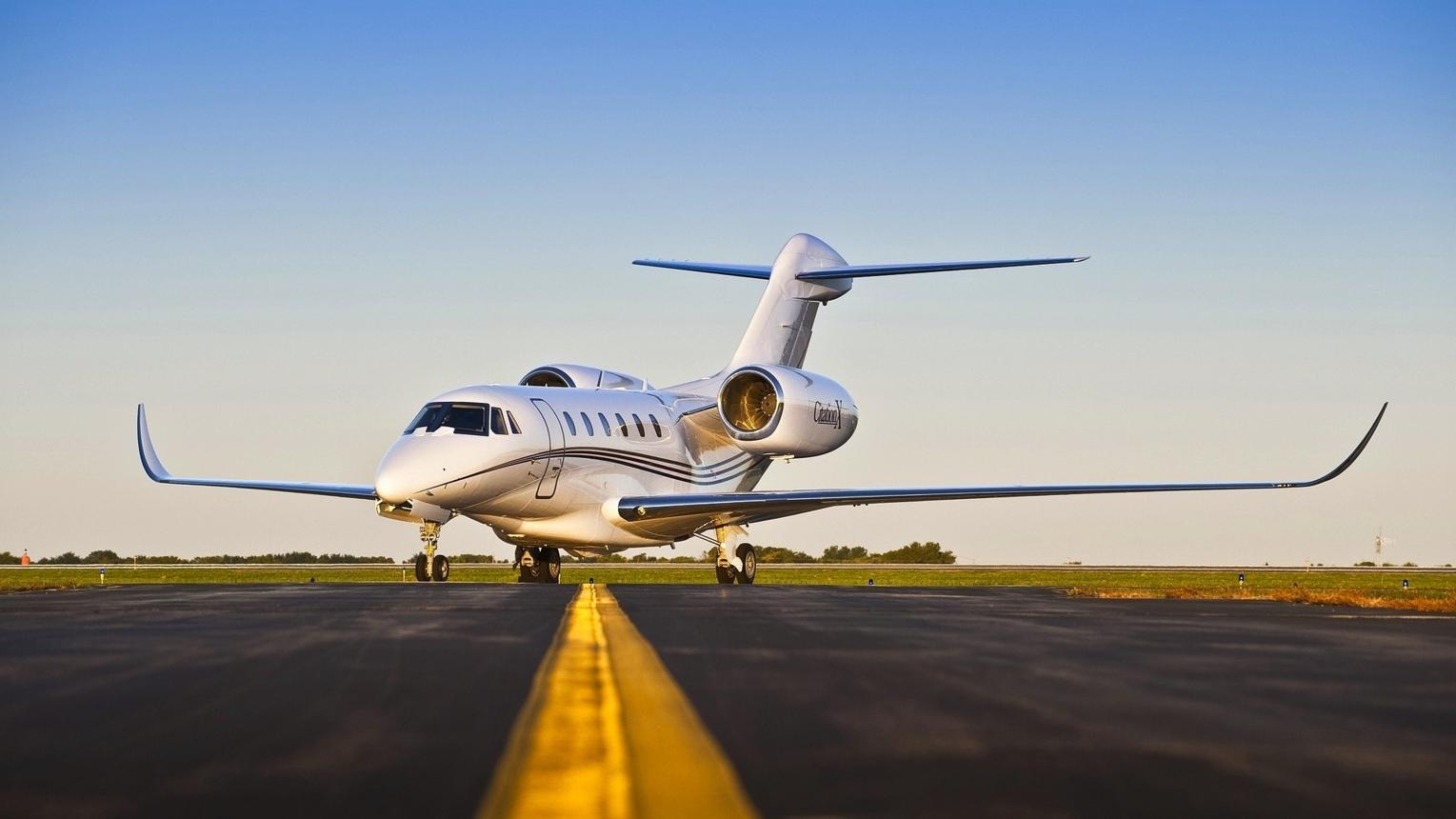 Citation X na pista de taxiamento com linha amarela central