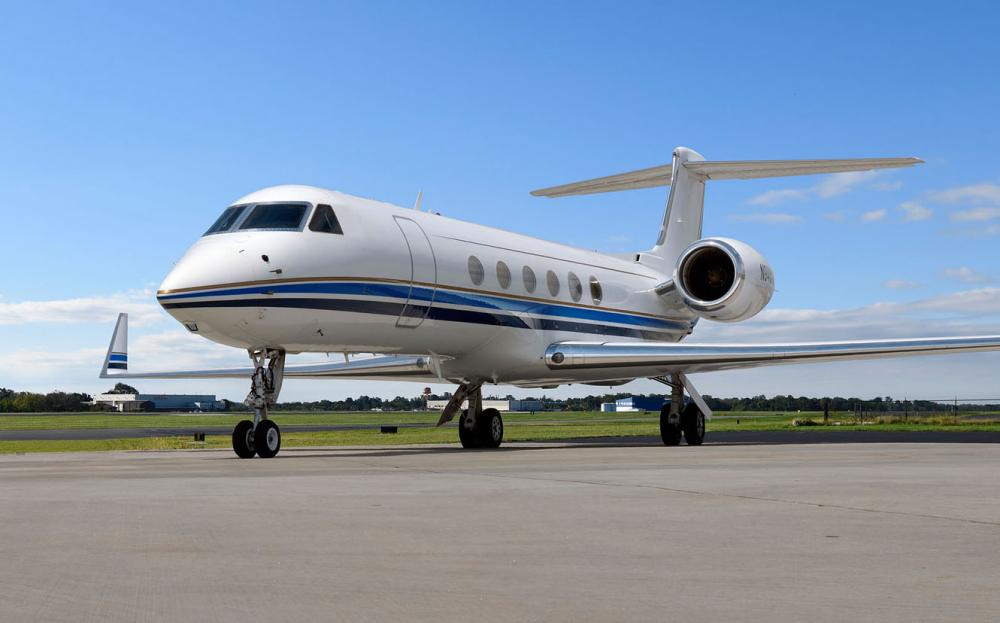 Gulfstream estacionado no pátio sob céu azul